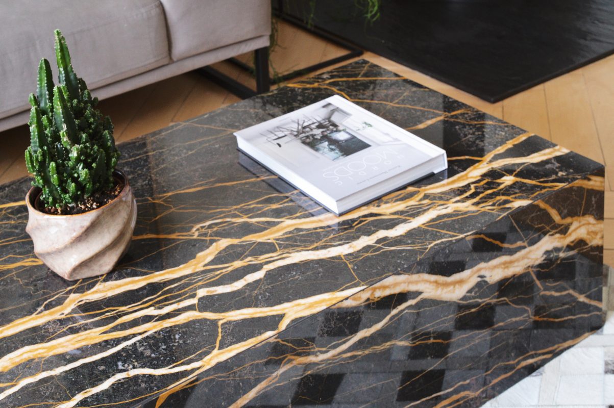 Port Laurent marble block table Gold with an elegant touch